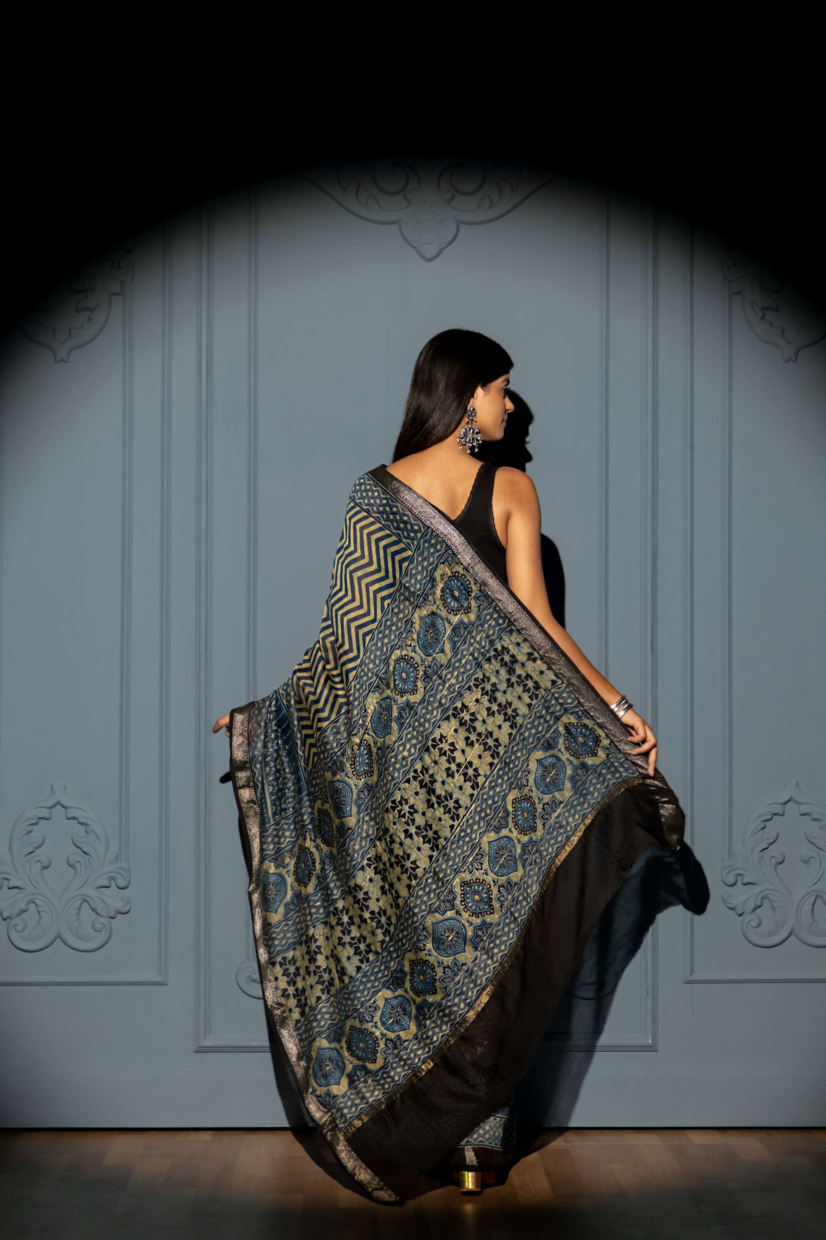 Blue and Olive Green Chevron Pattern Ajrakh Maheshwari SilkCotton Saree